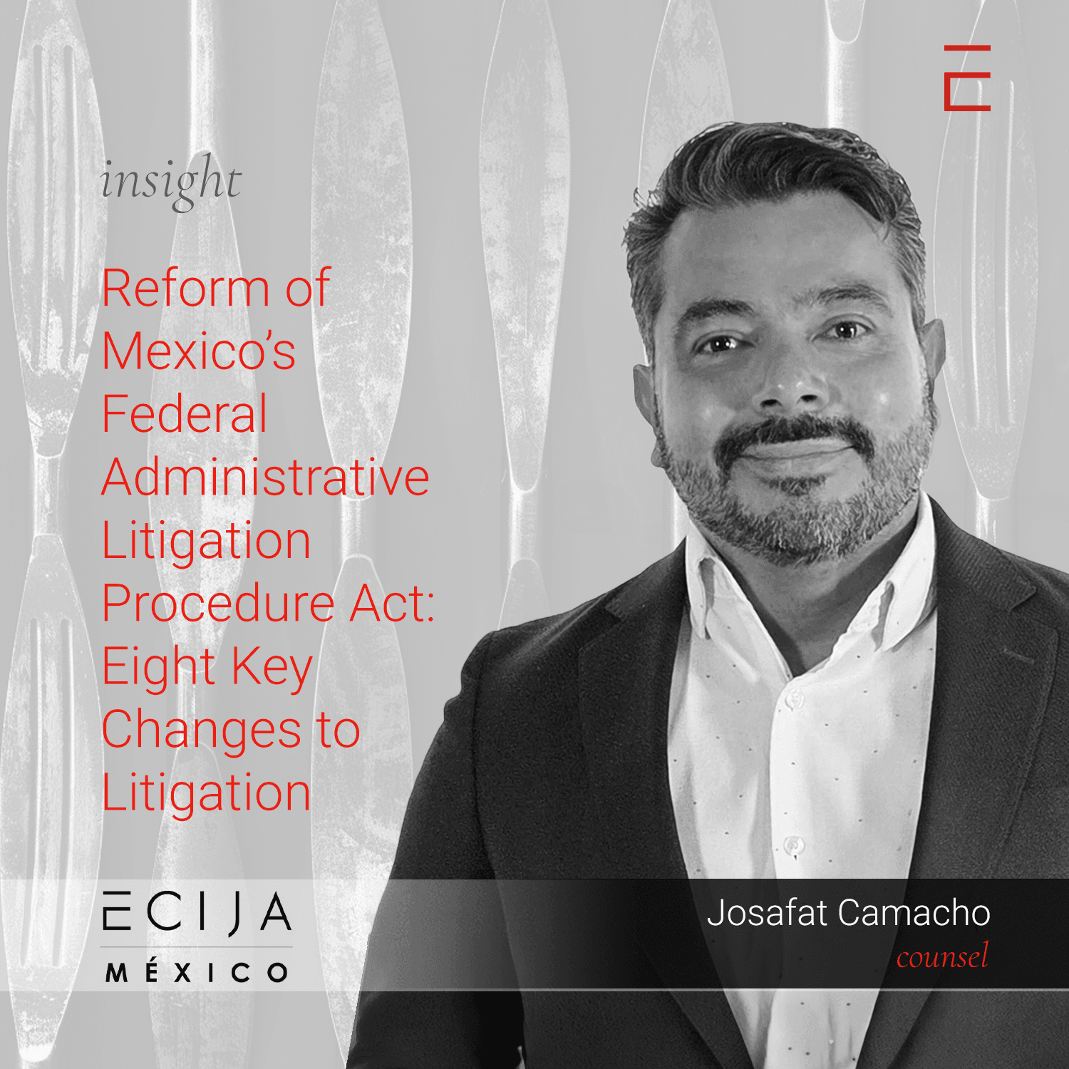 Imagen en blanco y negro de un hombre sonriente con un fondo de cuchillos, que incluye un texto sobre la reforma del sistema judicial en México.