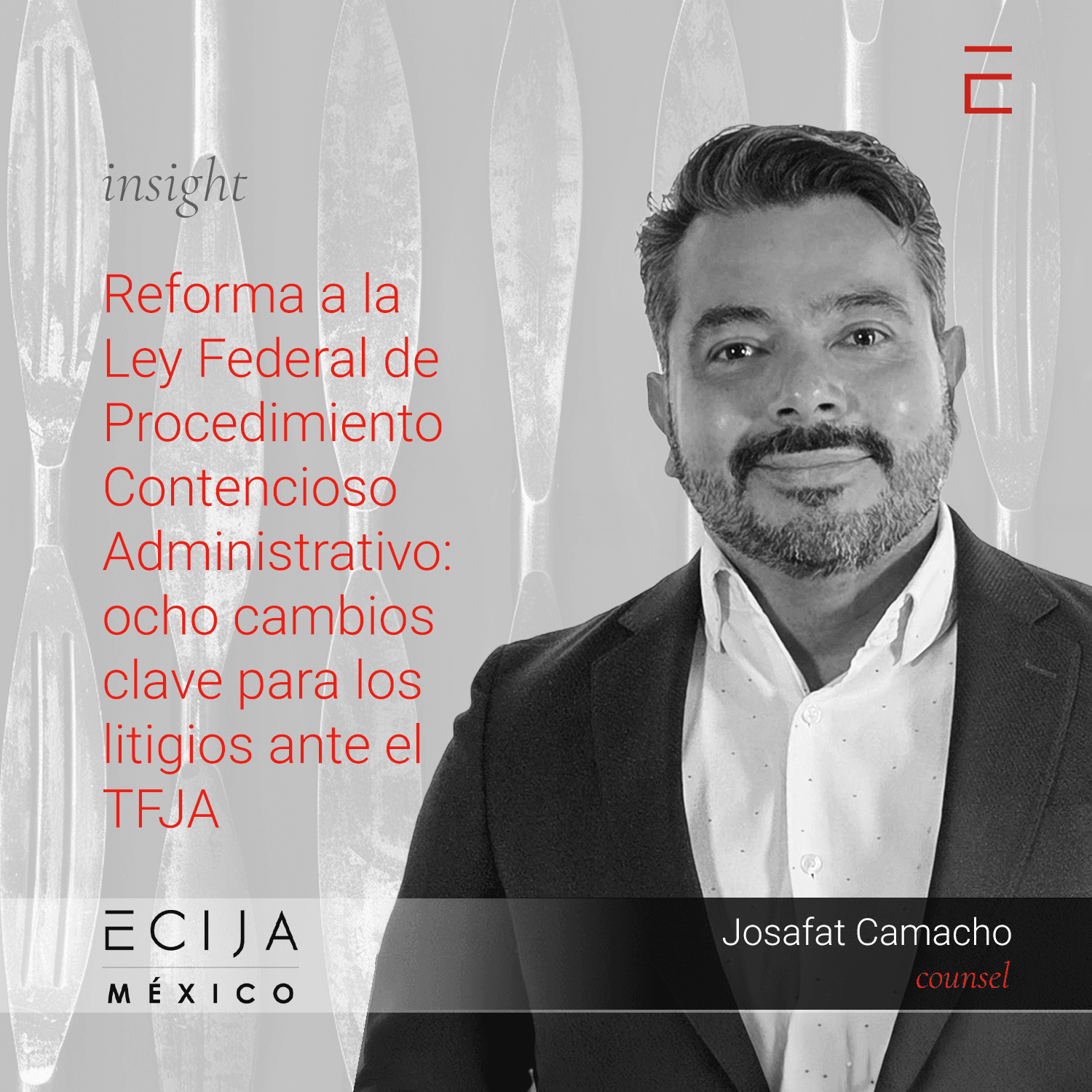 Imagen en blanco y negro de un hombre con barba y cabello corto, con un fondo de cuchillos y texto relacionado con la reforma legal en México.