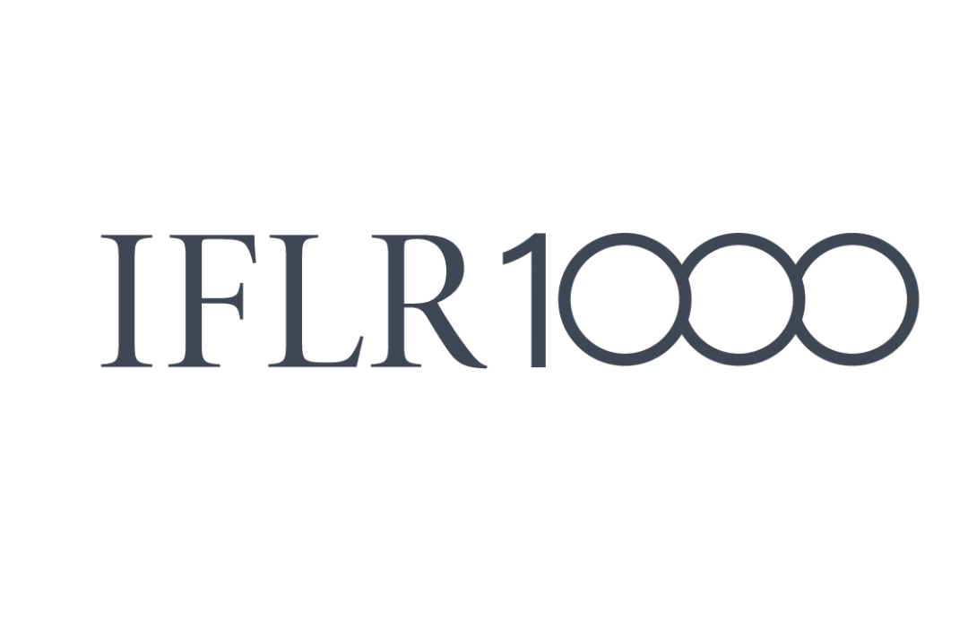 Logotipo de IFLR1000 en color negro y blanco.