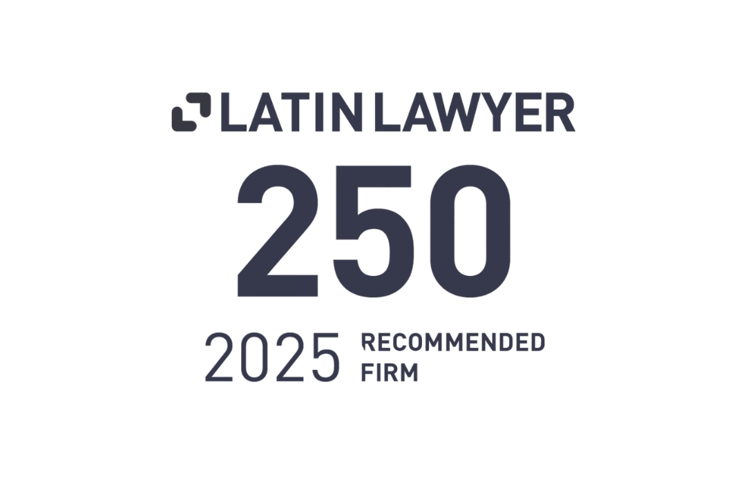 Imagen del logo de Latin Lawyer destacando las firmas recomendadas para el año 2025.