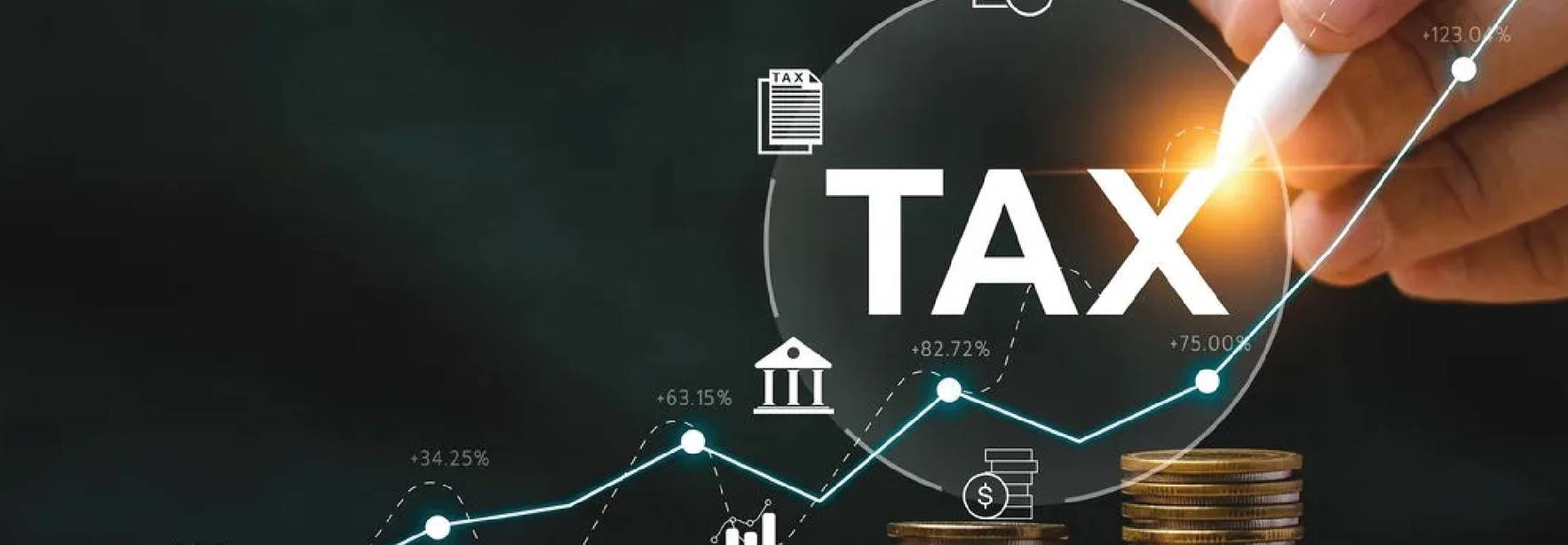 Una mano sostiene un lápiz mientras destaca la palabra 'TAX' junto a pilas de monedas y una gráfica ascendente.
