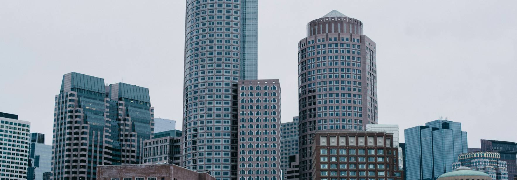 Una vista de rascacielos modernos en una ciudad en un día nublado.