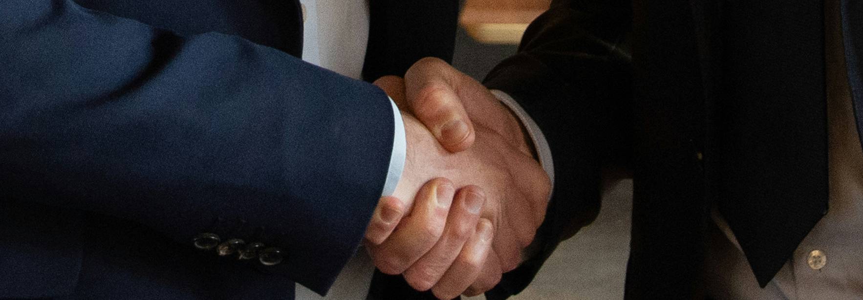 Dos personas se están dando la mano en señal de acuerdo o saludo.