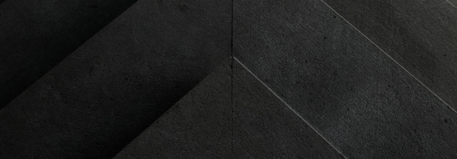 Una serie de escalones en ángulo, con un diseño minimalista y colores oscuros.