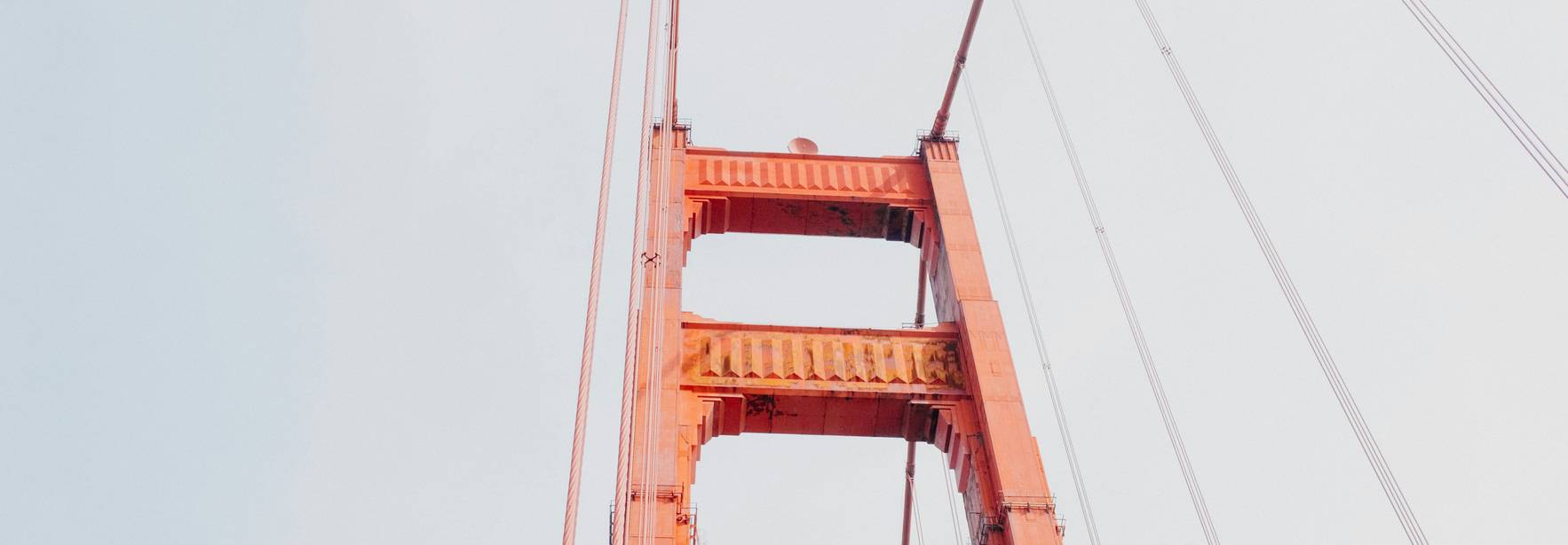 Una vista del puente dorado desde abajo en un día despejado.