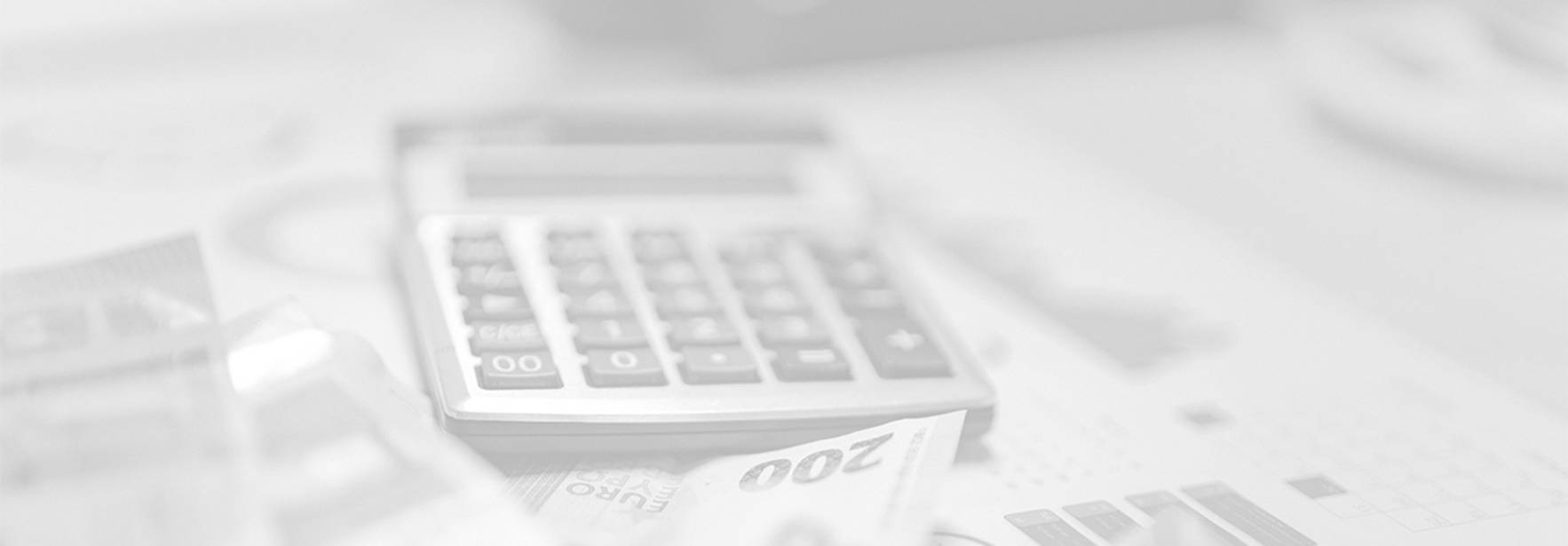 Una calculadora sobre un fondo de billetes y gráficos financieros.