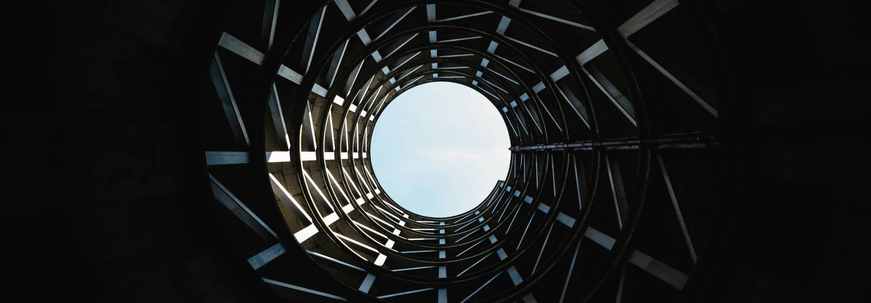 La imagen muestra el interior de una estructura circular con un cielo azul visible en la parte superior.