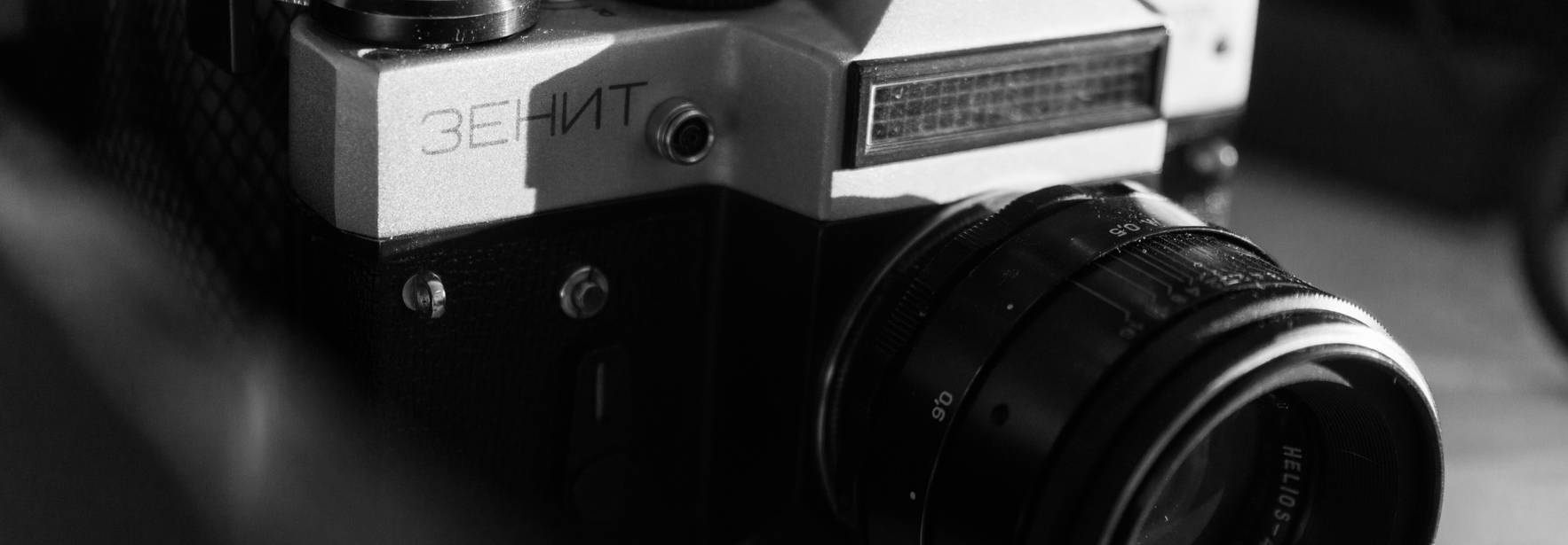 Una cámara analógica Zenit en blanco y negro.