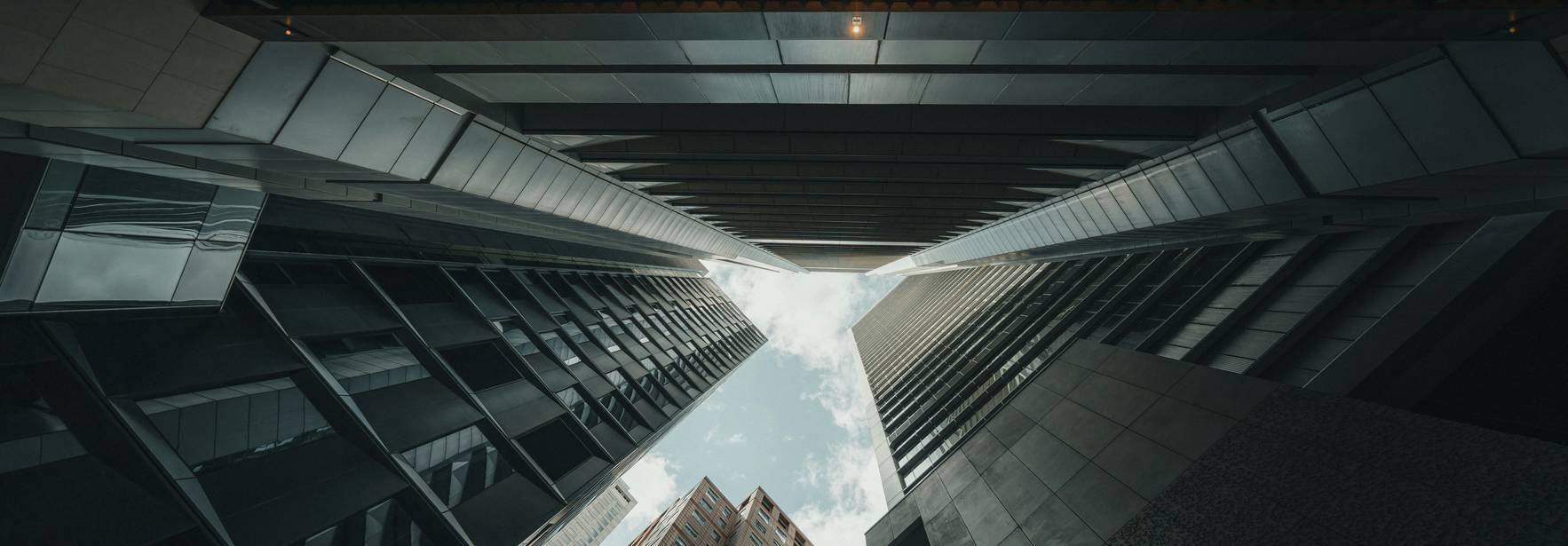 Una vista desde abajo de edificios que se elevan hacia el cielo.