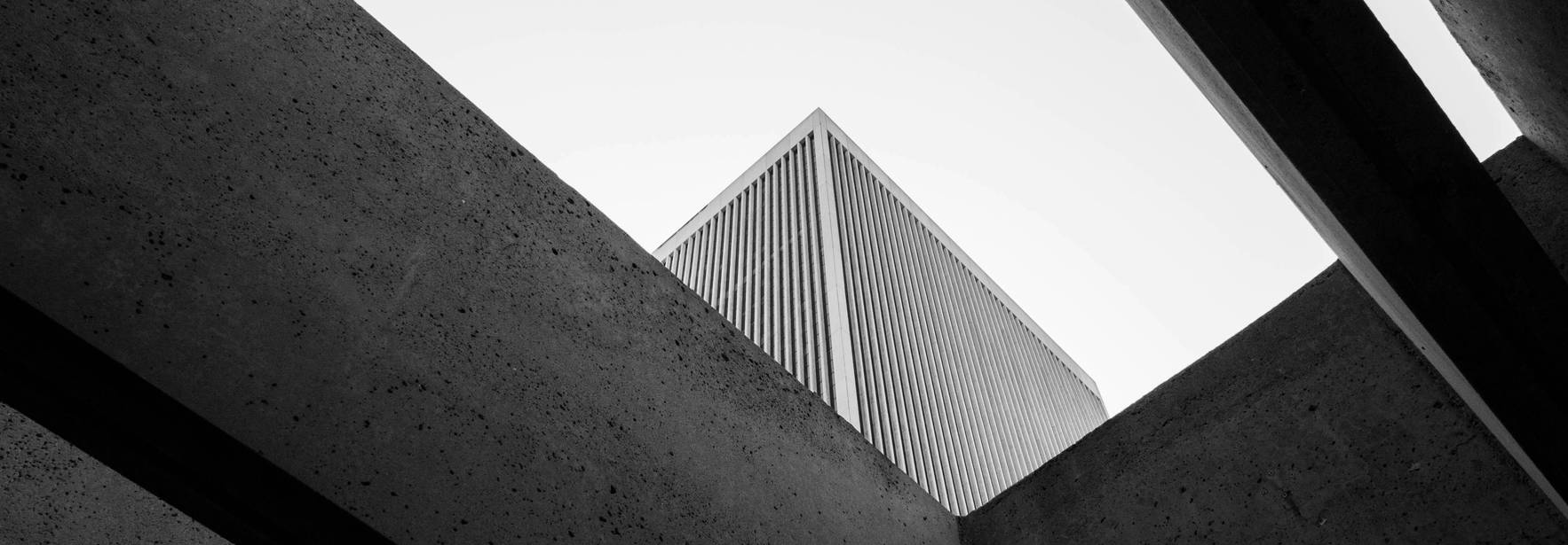 Vista de un edificio en blanco y negro desde un ángulo bajo.