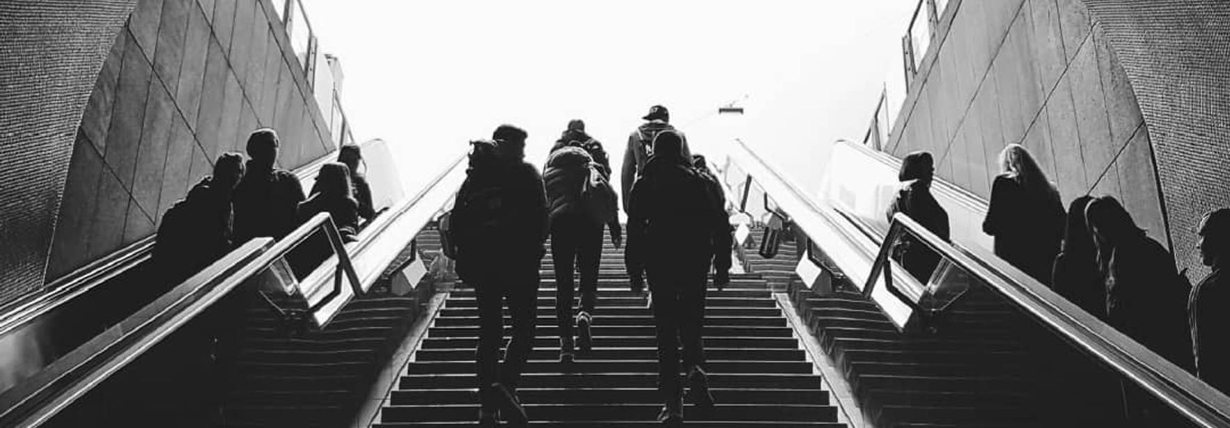 Un grupo de personas subiendo por una escalera en un entorno urbano.