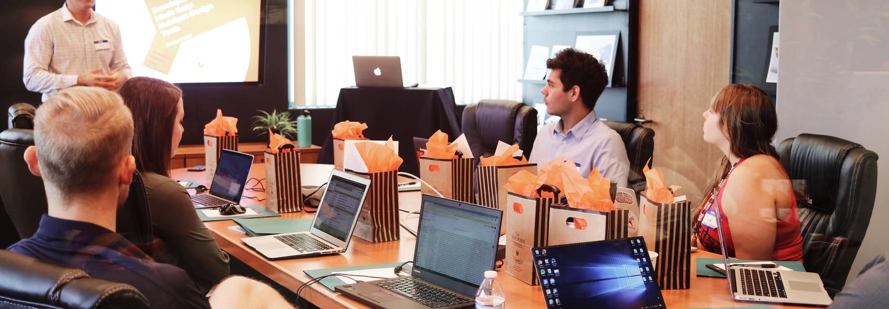 Los bufetes vuelven a las oficinas por turnos y en grupos burbuja
