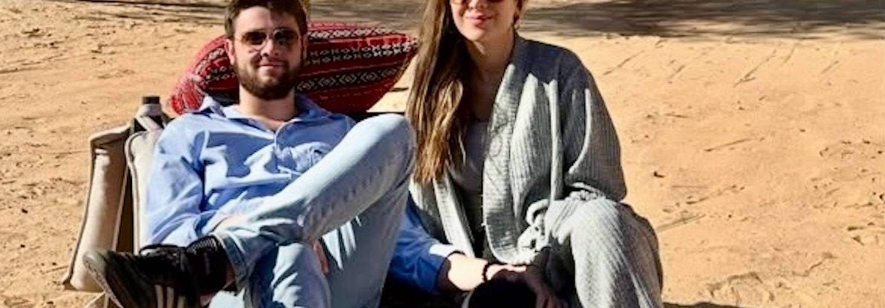 Una pareja disfruta de un momento de relax en un entorno desértico.