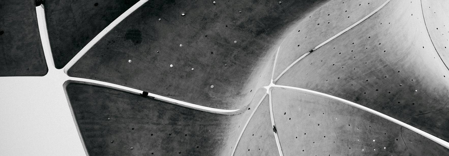 Imagen de una estructura arquitectónica moderna con un diseño de concreto y líneas curvas.