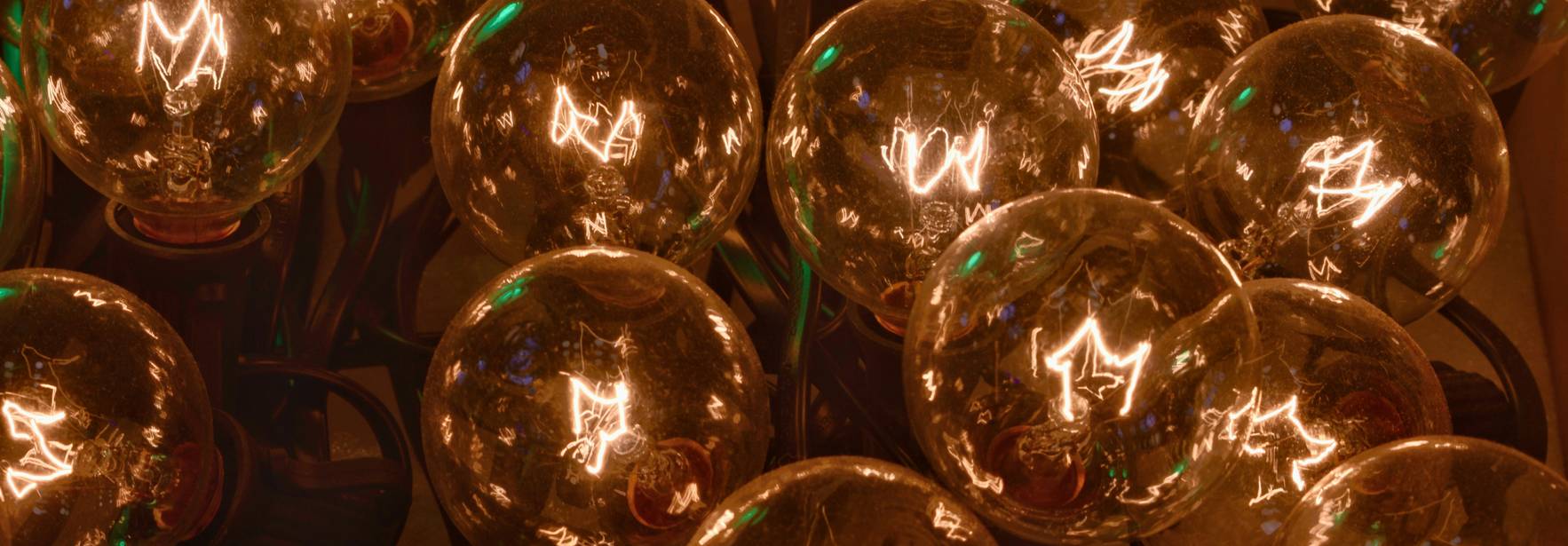 Una agrupación de bombillas encendidas con un brillo cálido y decorativo.