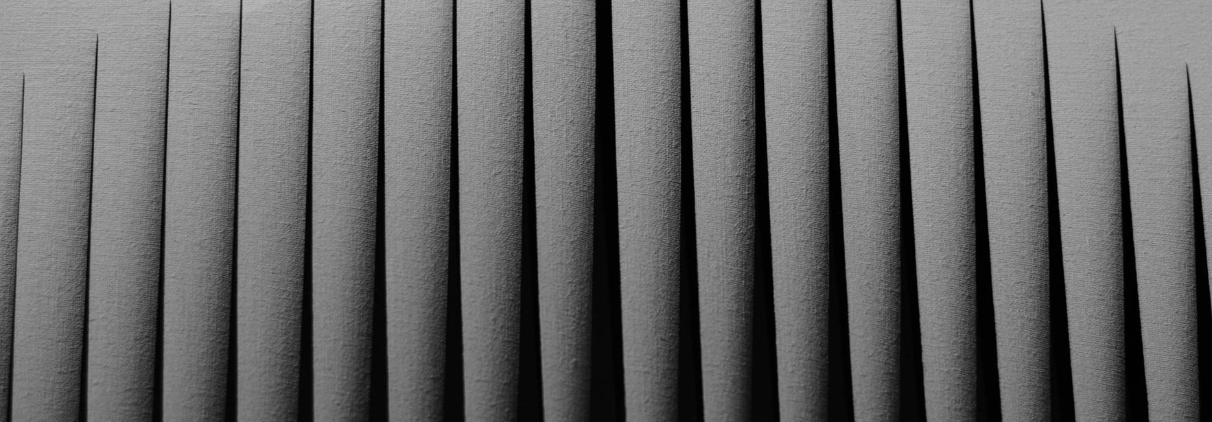 La imagen muestra una serie de picos dispuestos en forma de acordeón en tonos de gris.