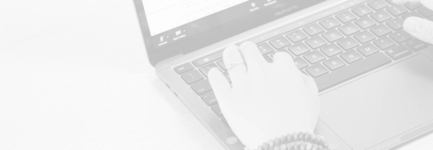 Una persona está escribiendo en un ordenador portátil.