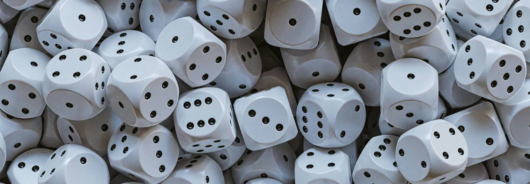 Una gran cantidad de dados blancos apilados de manera desordenada.