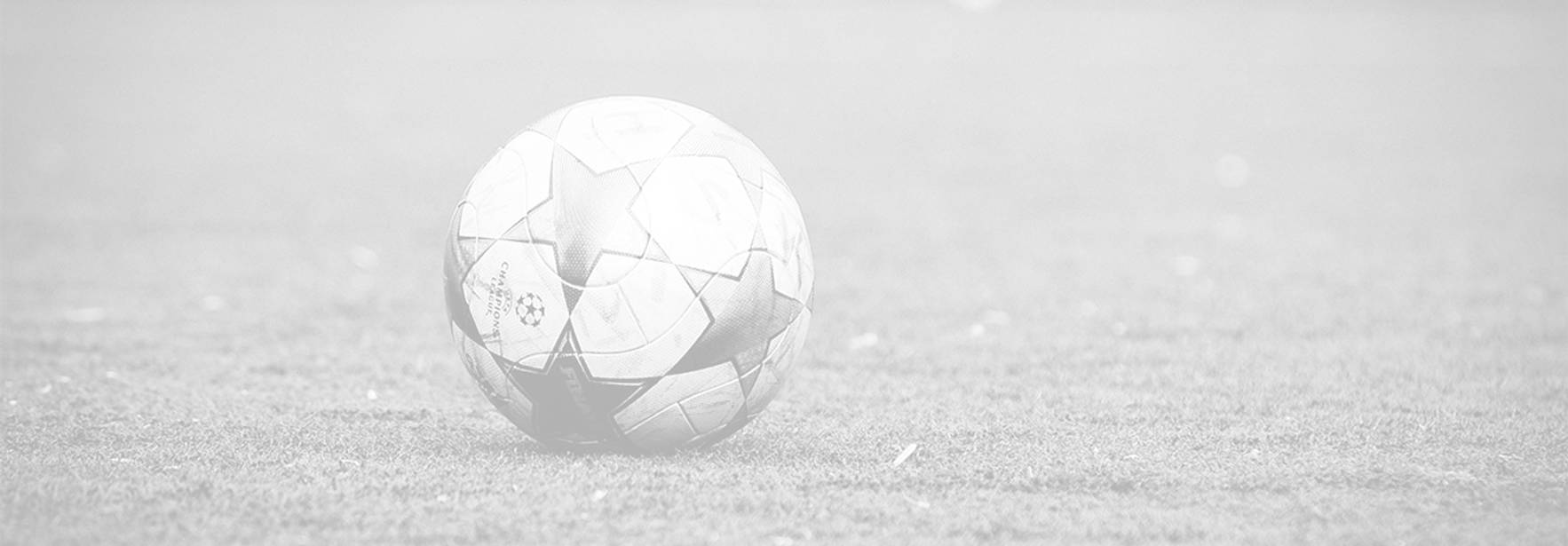Una pelota de fútbol reposando sobre el césped.