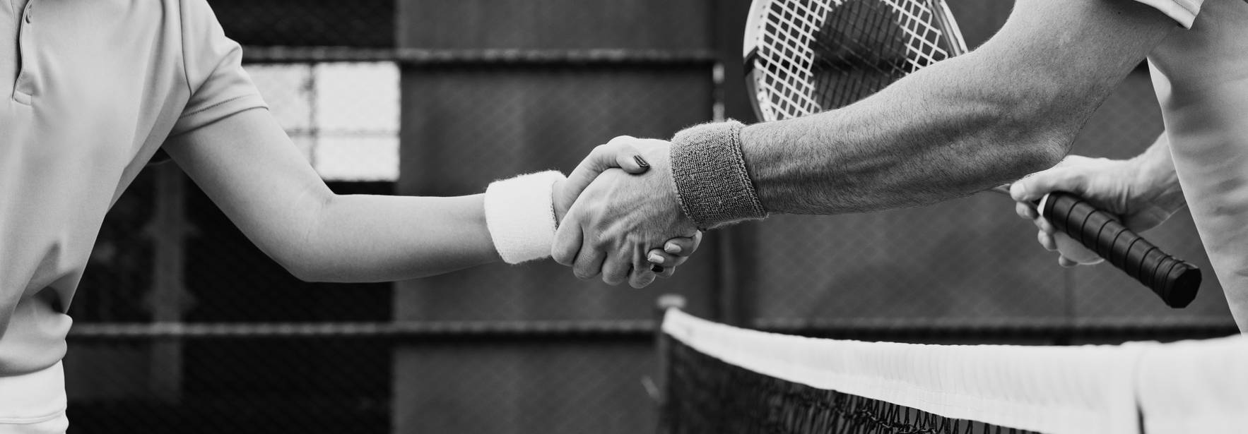 Dos tenistas se estrechan la mano al finalizar un partido.