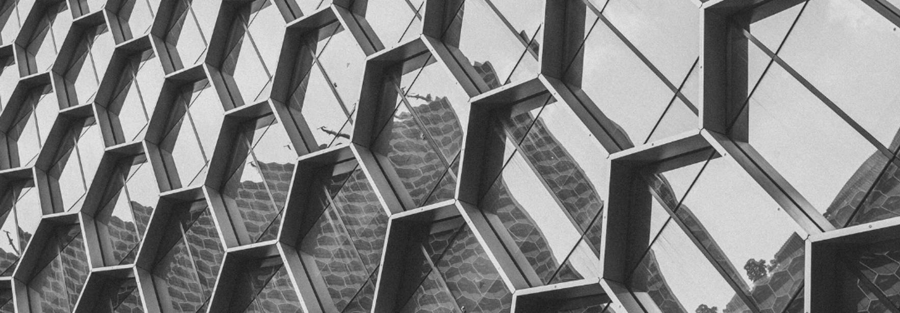 Una fachada de edificio con un diseño de paneles hexagonales que reflejan la luz.