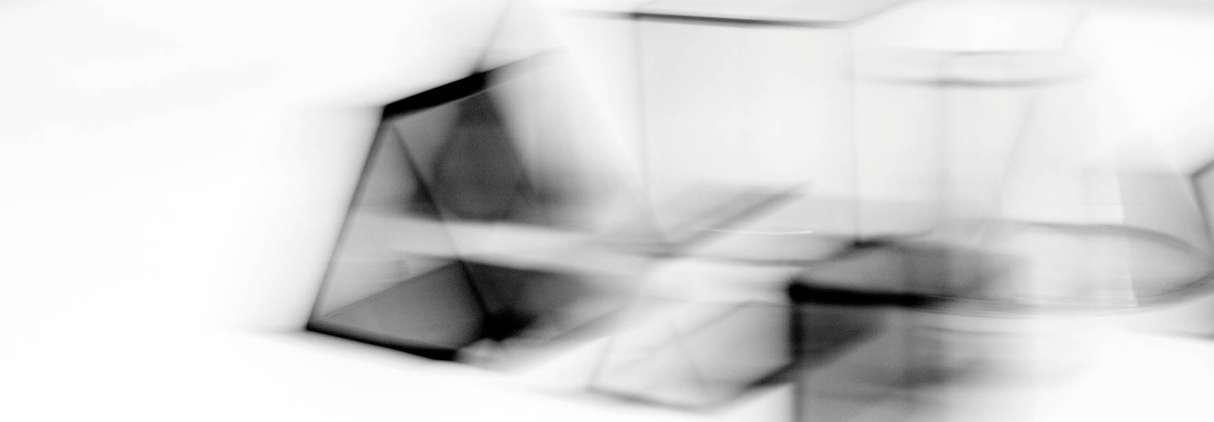 La imagen muestra múltiples formas geométricas transparentes en un fondo difuso.