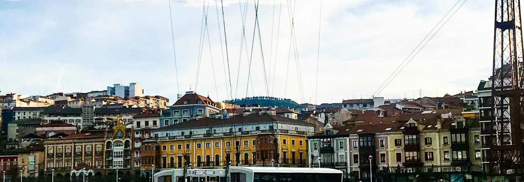 Una vista del Puente Colgante de Bizkaia y edificios a orillas del río.