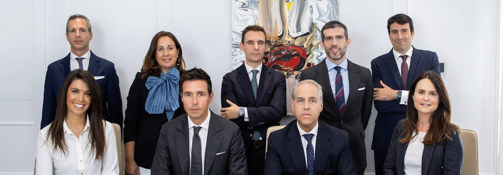 Un grupo de profesionales posando en una sala de reuniones elegante.