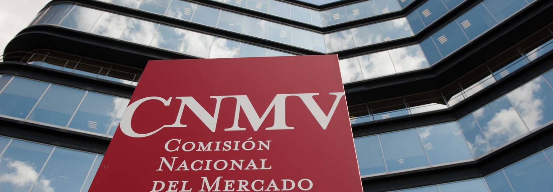 La CNMV y las puertas giratorias: sólo actúa si la empresa miente y deja el castigo en manos del mercado