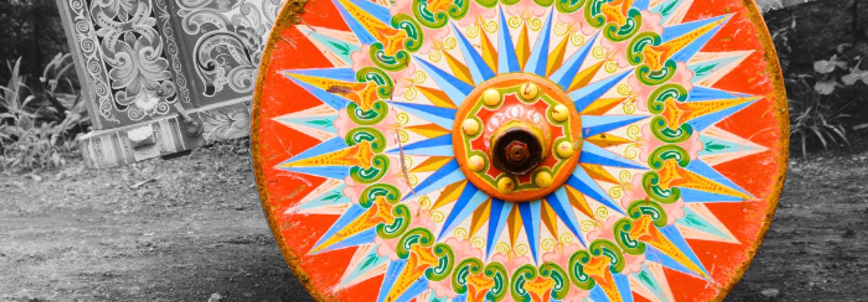 Una rueda colorida con un diseño brillante y llamativo sobre un fondo en blanco y negro.