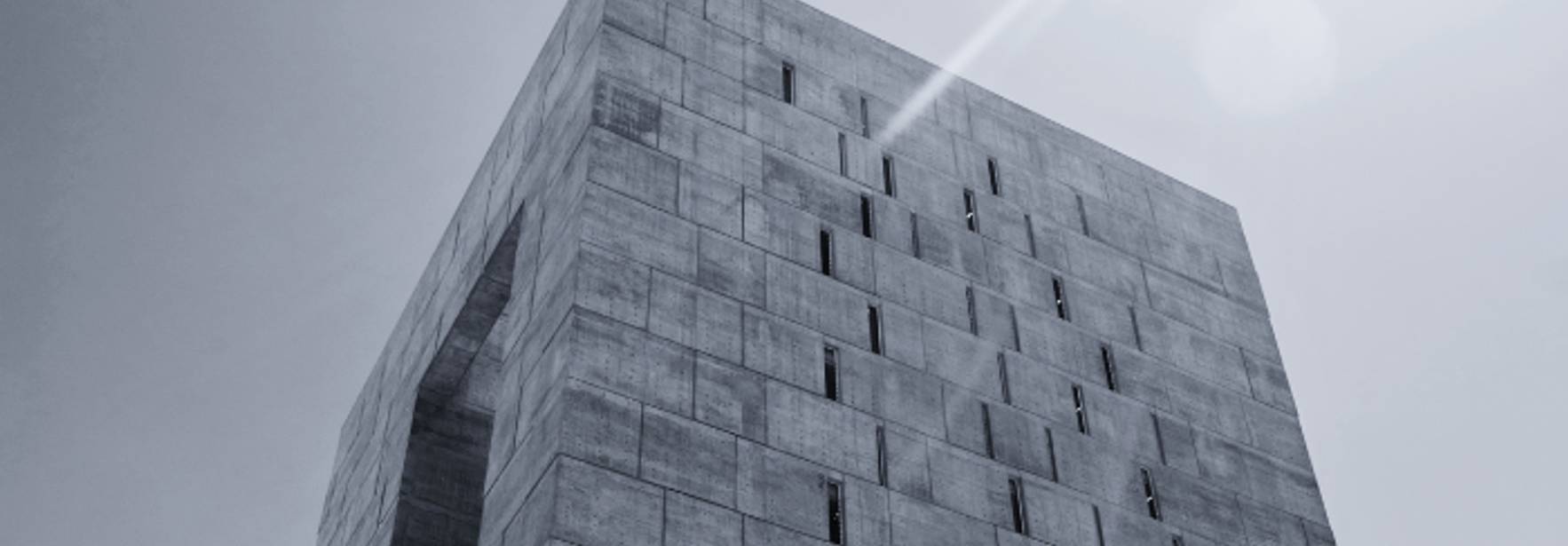 Edificio moderno de concreto con un diseño geométrico distintivo.