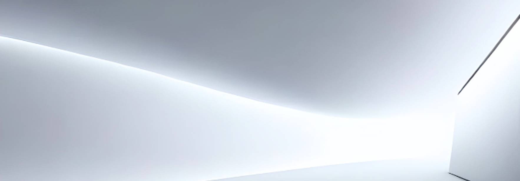 Una habitación minimalista con iluminación suave y superficies blancas.