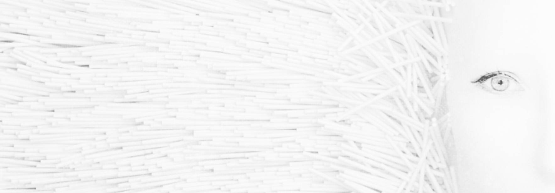 Una representación artística en blanco y negro de un rostro humano con un fondo de líneas blancas.