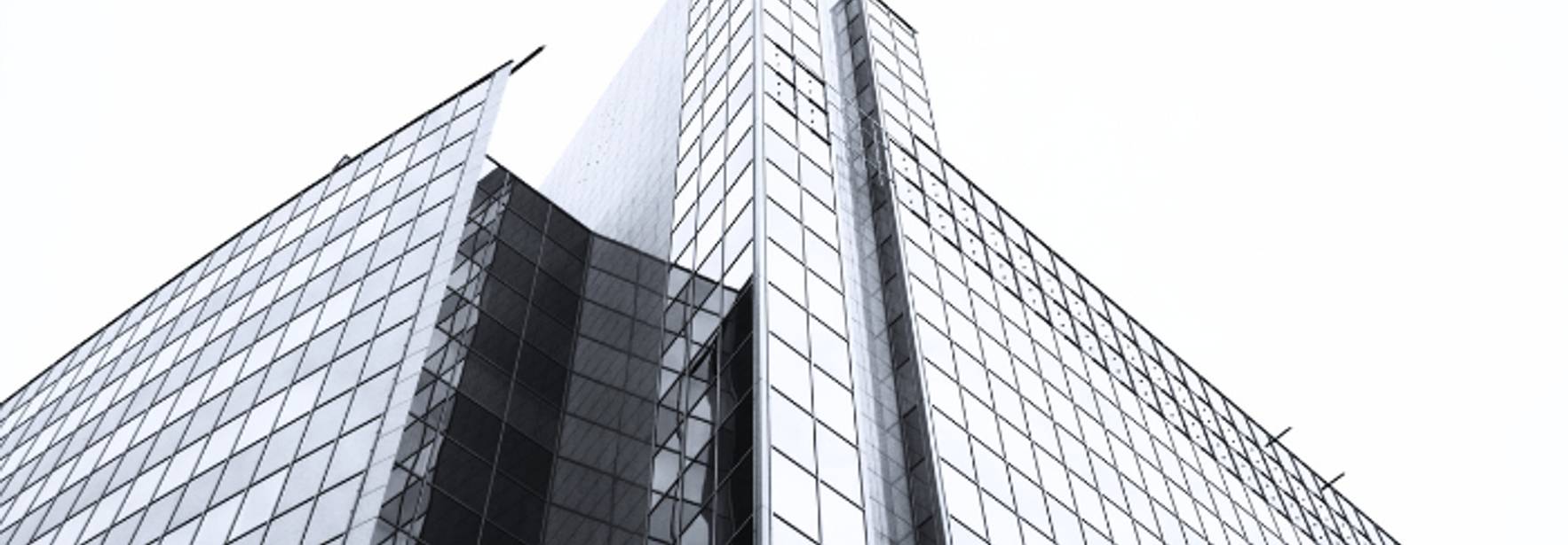 Una moderna edificación de vidrio con un diseño angular y líneas elegantes.