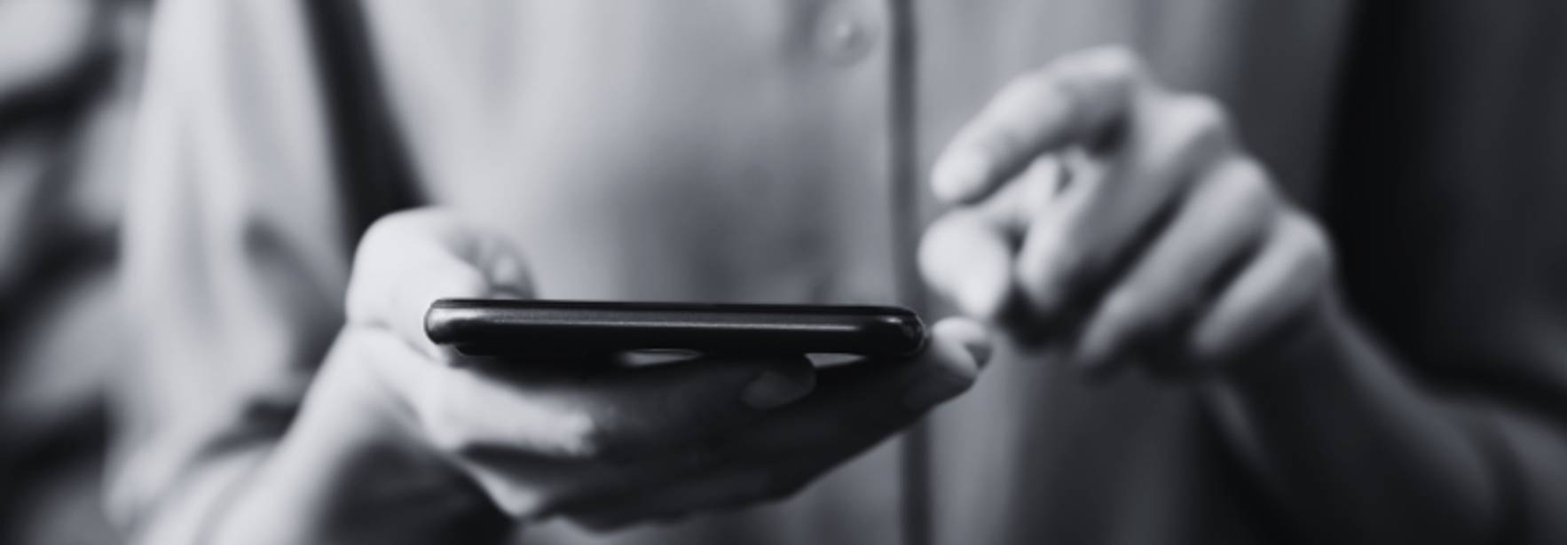Una persona sostiene un teléfono móvil y parece estar interactuando con él.