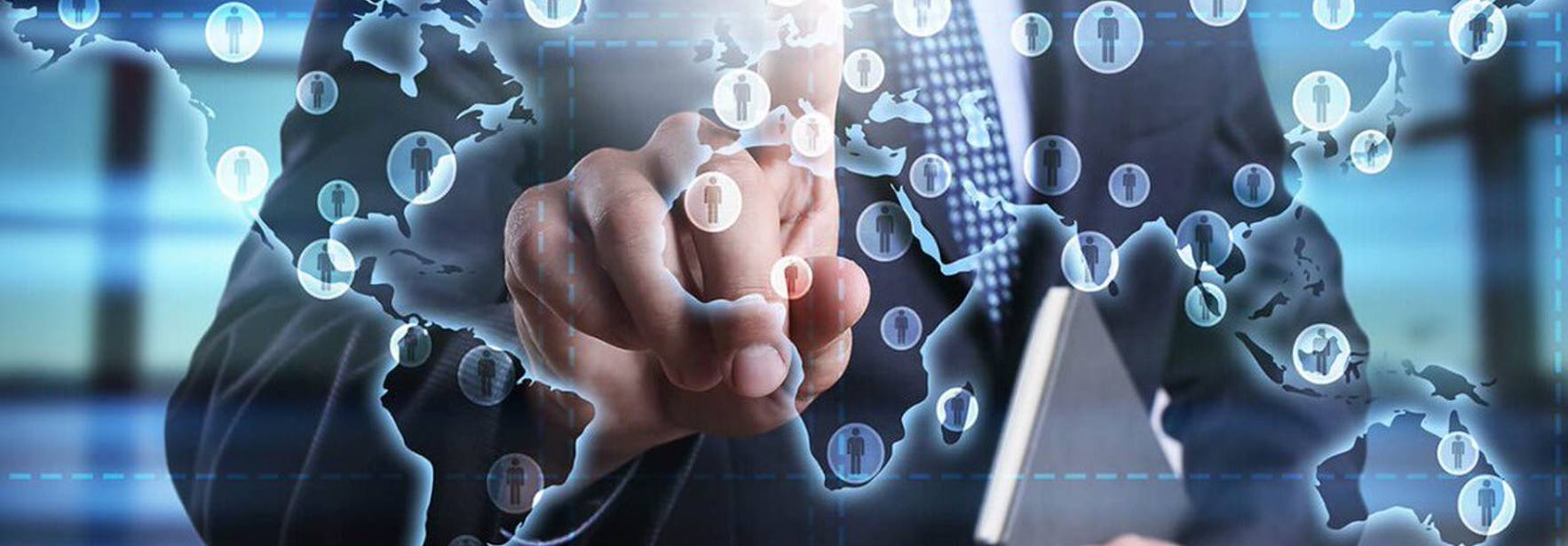 Un hombre de negocios interactuando con un mapa digital en una pantalla táctil.