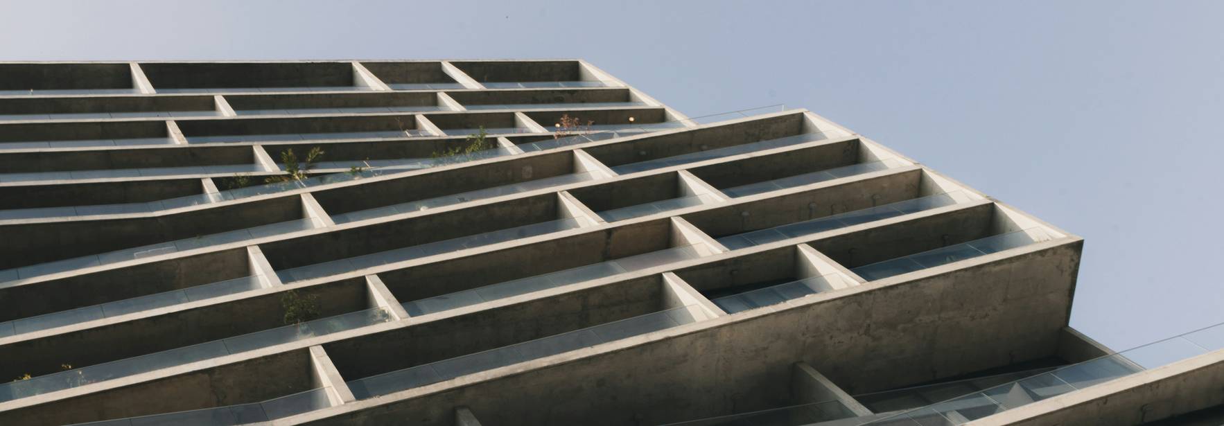 Una vista en ángulo de un edificio moderno con una fachada de concreto.