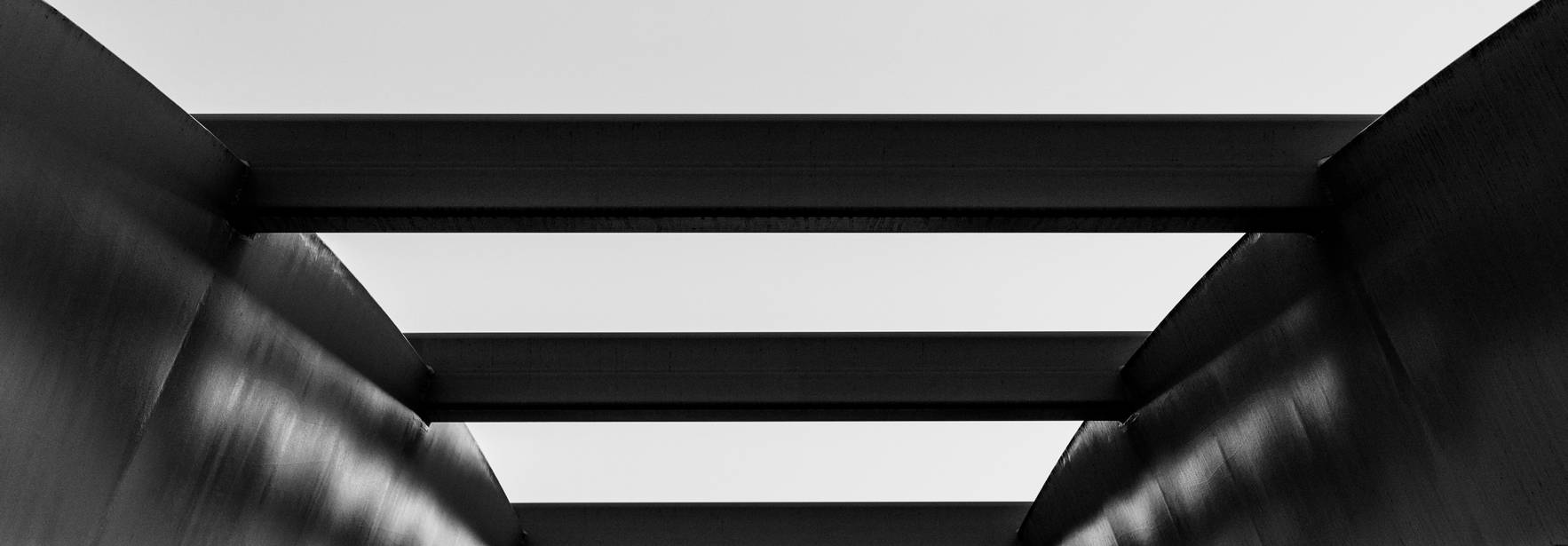 Estructura de un puente moderno en tonos de blanco y negro.