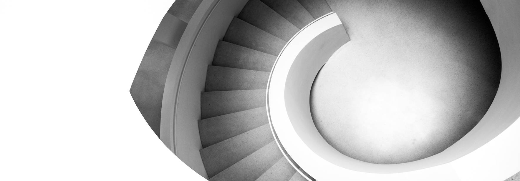 Una escalera en espiral con un diseño moderno y minimalista.