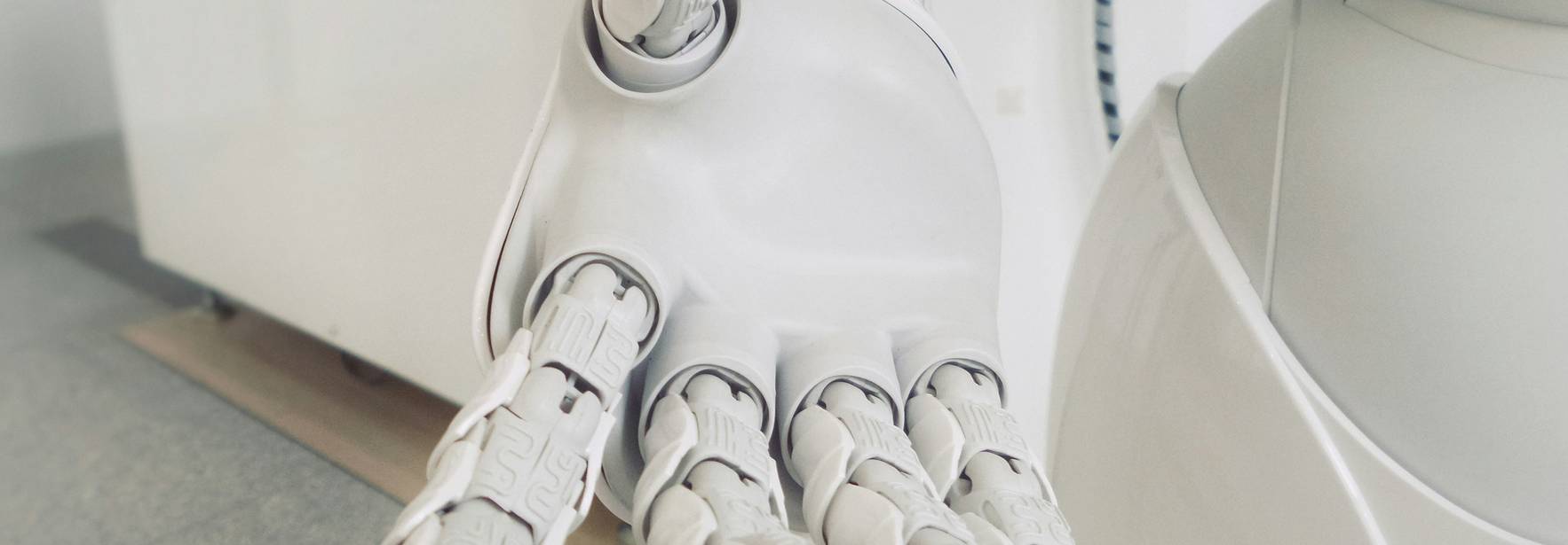La imagen muestra una mano robótica con un diseño futurista y articulaciones visibles.