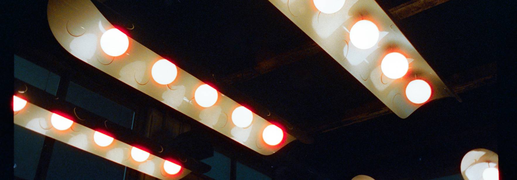 Una serie de luces modernas colgando del techo en un ambiente interior.