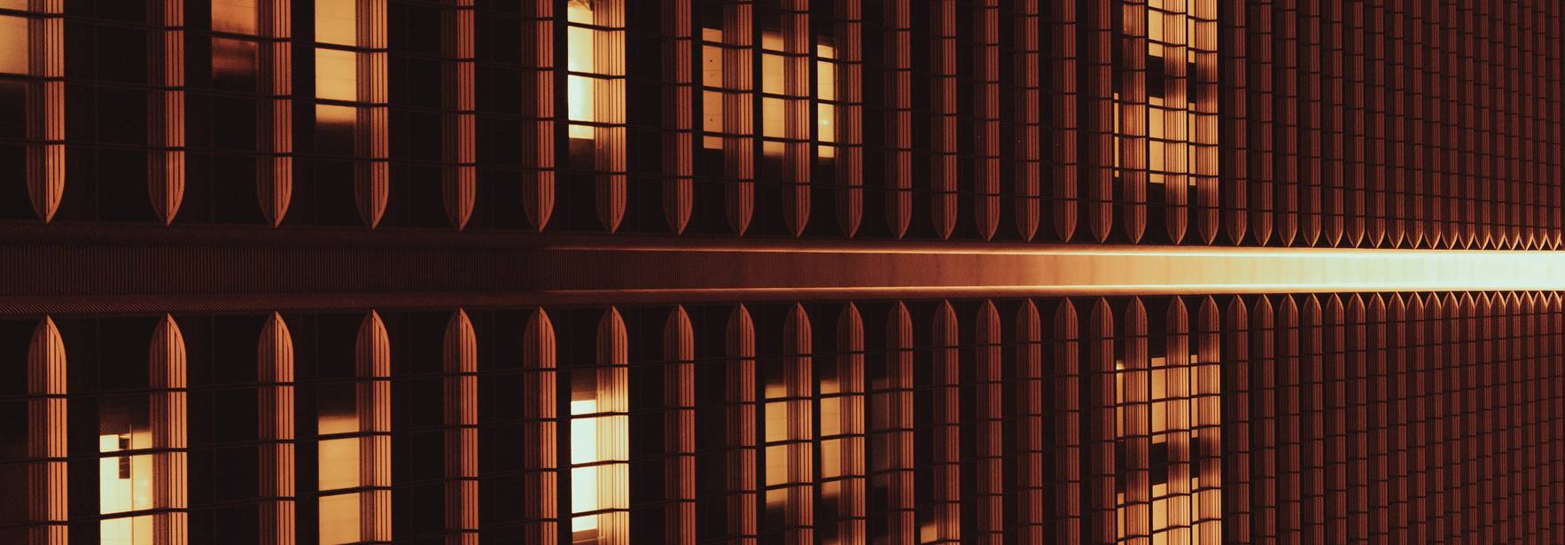 La imagen muestra un patrón arquitectónico con luces brillantes y sombras que crean un efecto visual interesante.