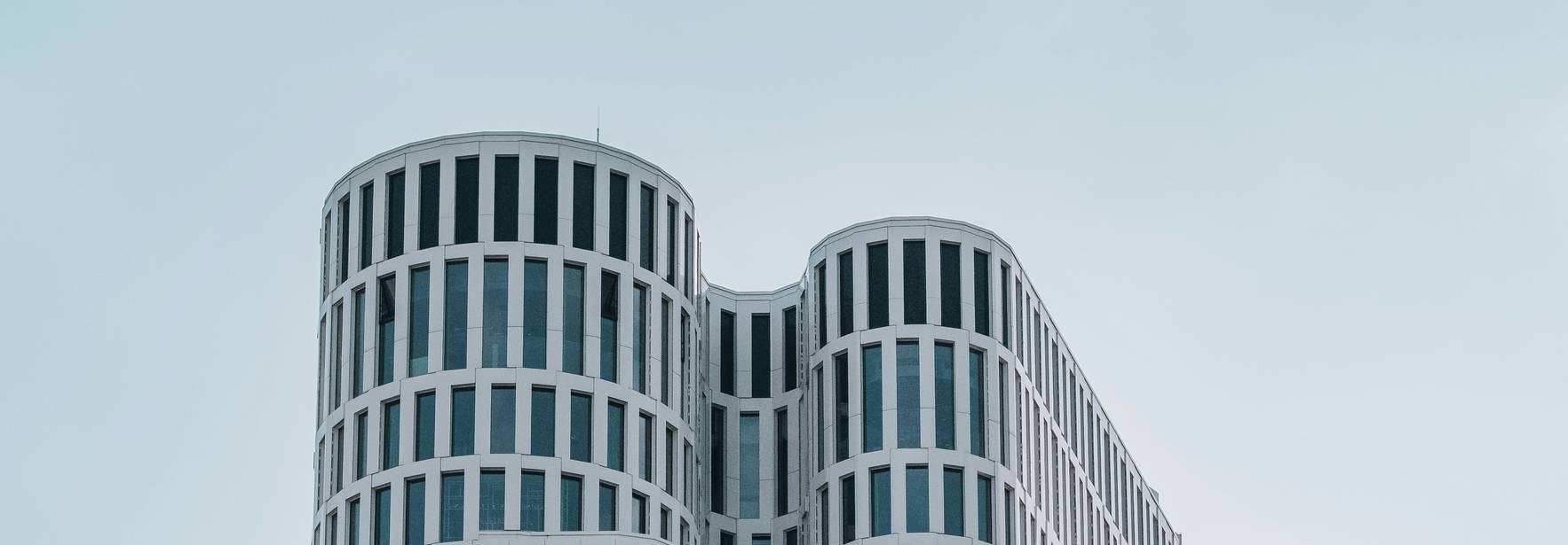 Edificio moderno con una fachada de vidrio y forma curva.