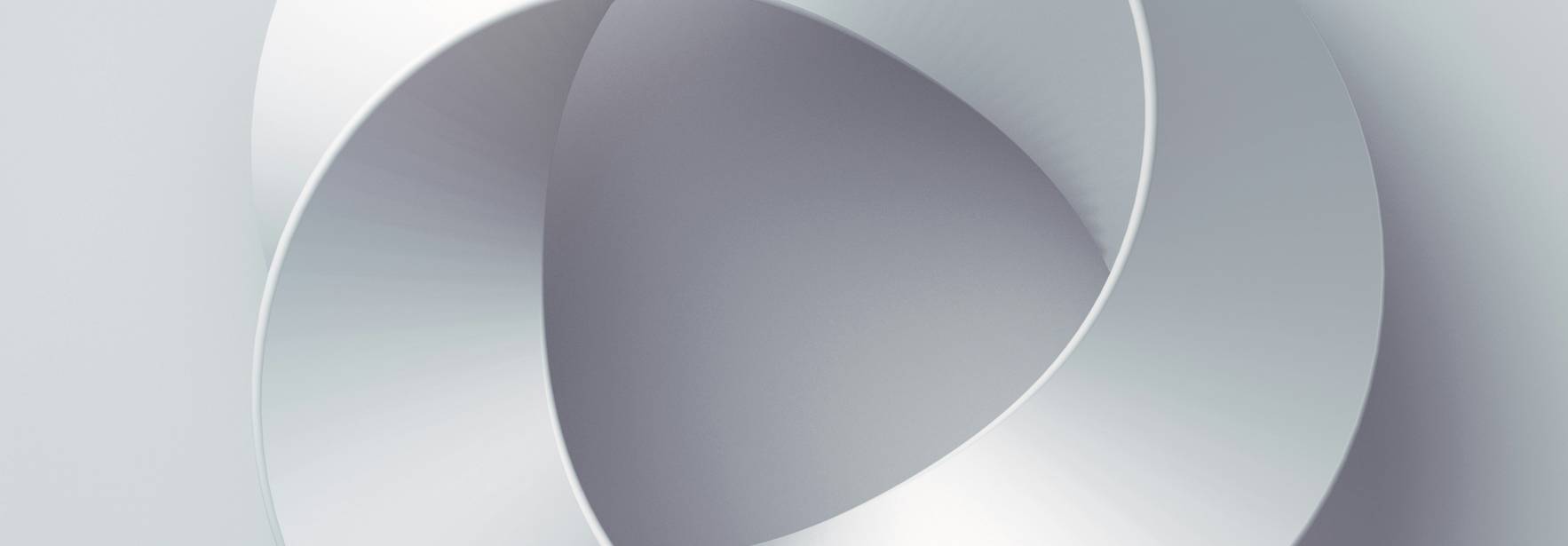 Una figura abstracta formada por dos cintas entrelazadas en color blanco sobre un fondo suave.