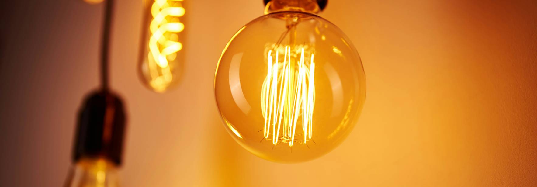 Una bombilla iluminada con un diseño vintage y cálido.