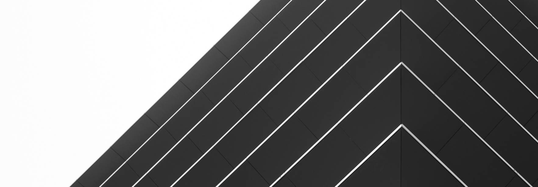 La imagen muestra una serie de líneas diagonales en un fondo blanco, formando un patrón geométrico.