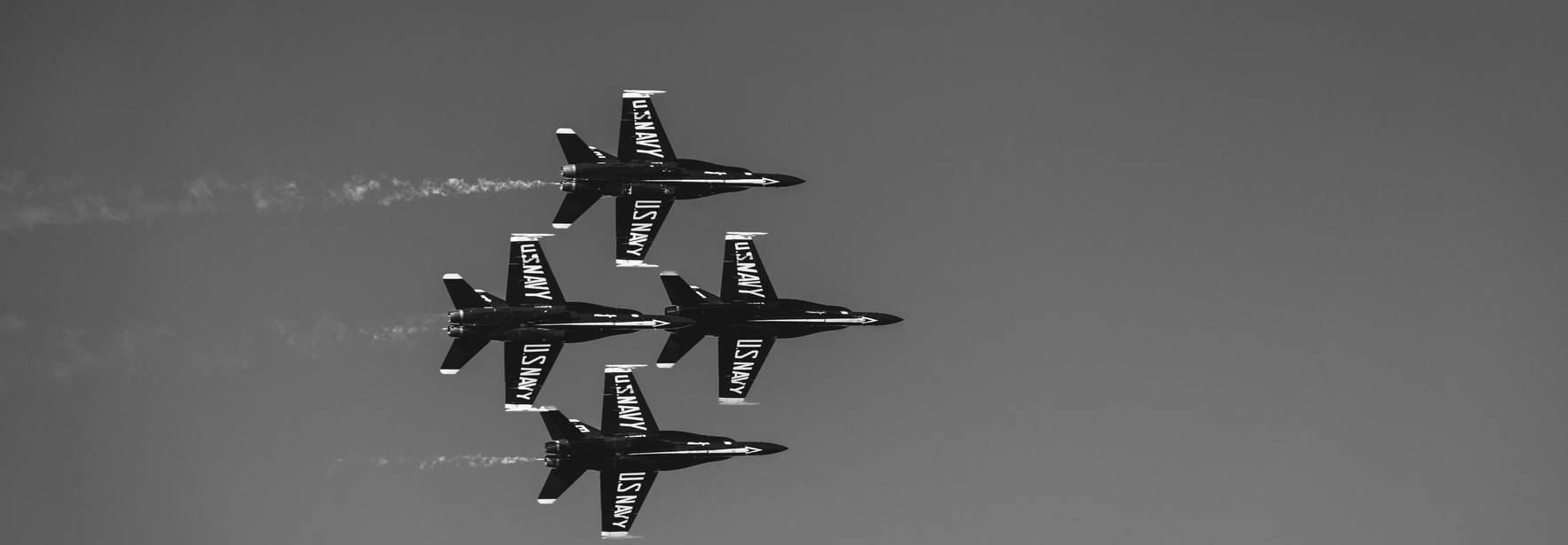 Cuatro aviones de combate volando en formación.