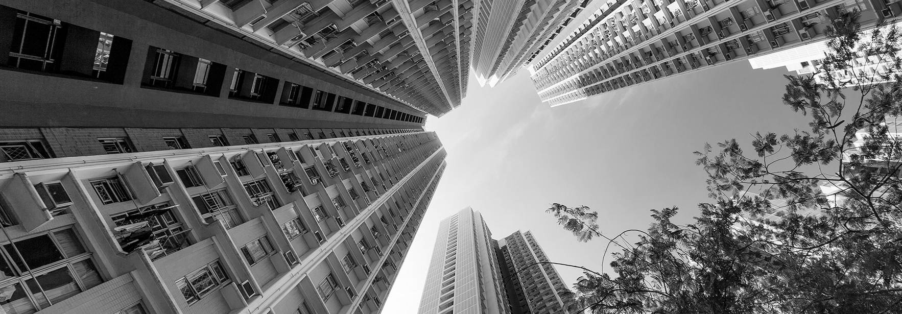 Vista en ángulo de edificios altos que se encuentran en una zona urbana.