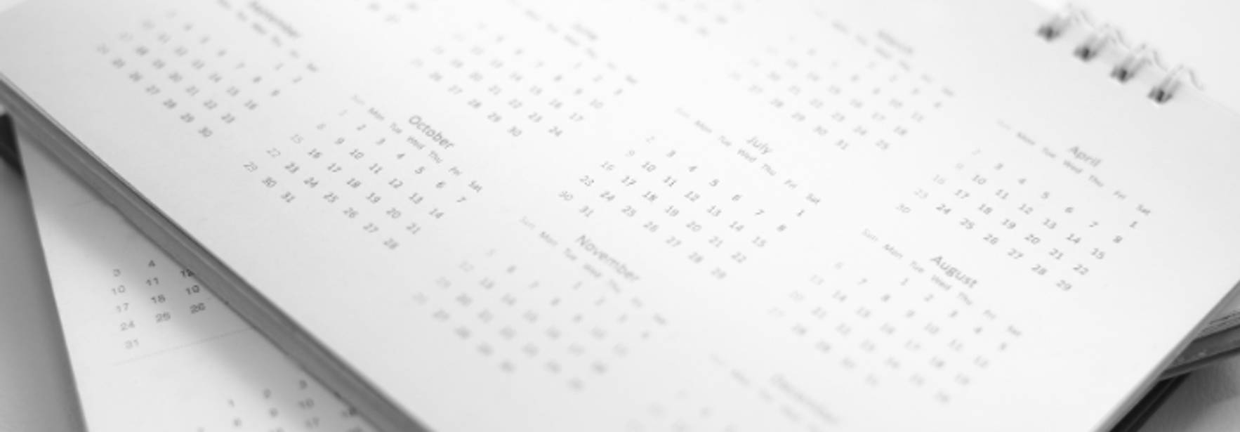 La imagen muestra un calendario en blanco y negro con varios meses visibles.