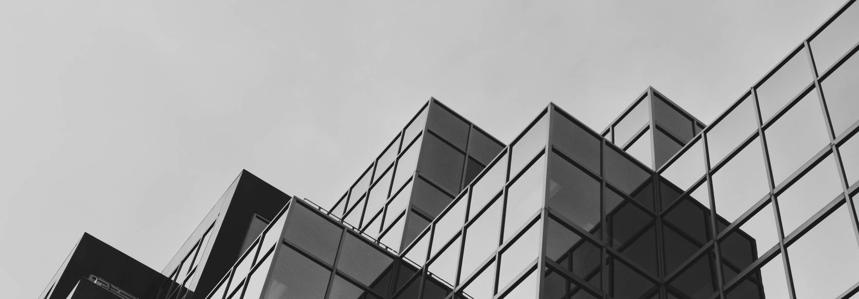 Edificios modernos con fachadas de cristal en blanco y negro.